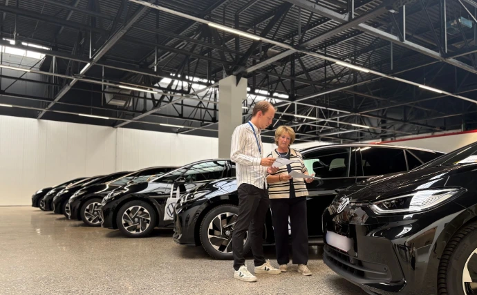Care4fleets project managers controleren de wagens.