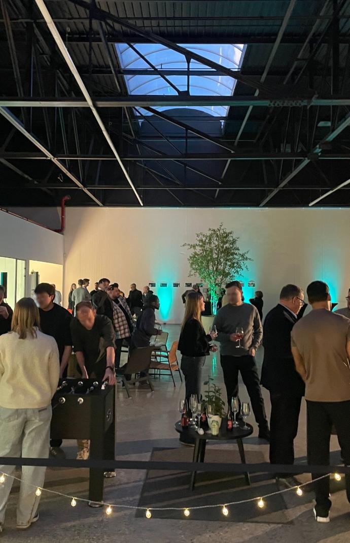 Foto van het laatste personeelsfeest in het Care4fleets Event & Delivery Center.