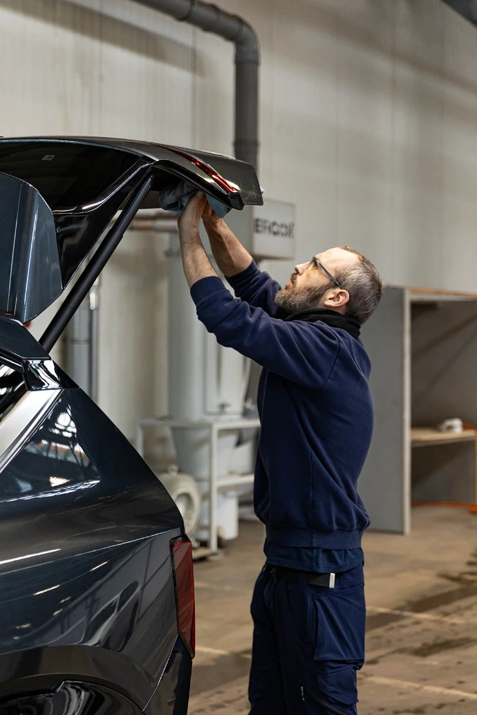 Carwash collega controleert wagen voor vertrek.