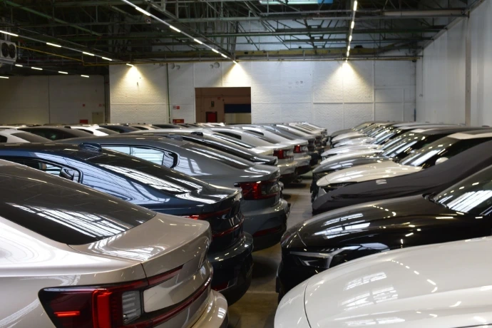 Foto van wagens die klaarstaan voor uitlevering.