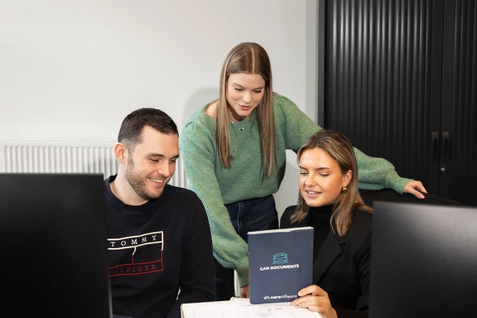 Customer care agents overleggen over een opdracht.
